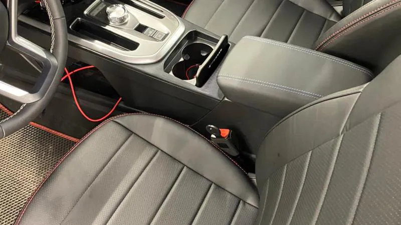 Посадка модельных чехлов на сиденьях Haval Jolion, фото производителя